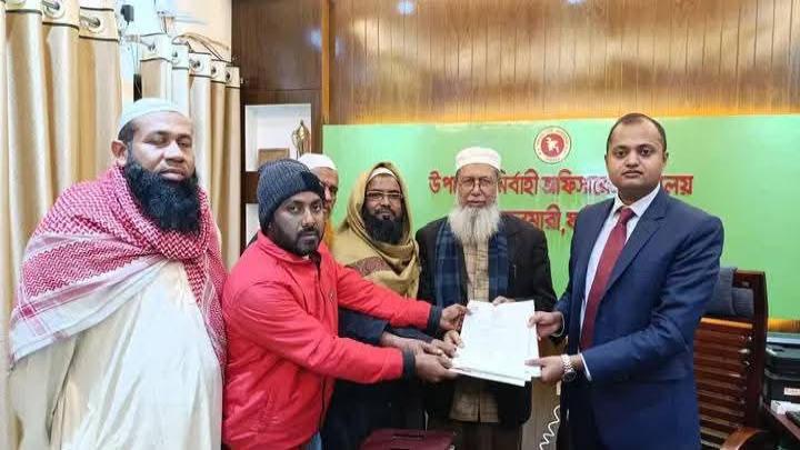 ফরিদপুর-১ আসনে মনোনয়ন পত্র জমা দিলেন খেলাফত মজলিস প্রার্থী মুফতি শরাফাত হোসাইন